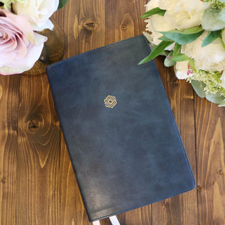 NIV, The Woman's Study Bible, Leathersoft, Blue, Full-Color, Red Letter: Receiving God's Truth for Balance, Hope, and Transformation